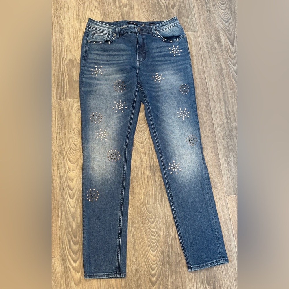 Miss Me Ankle Skinny Jeans with front leg embellishments. Size 29